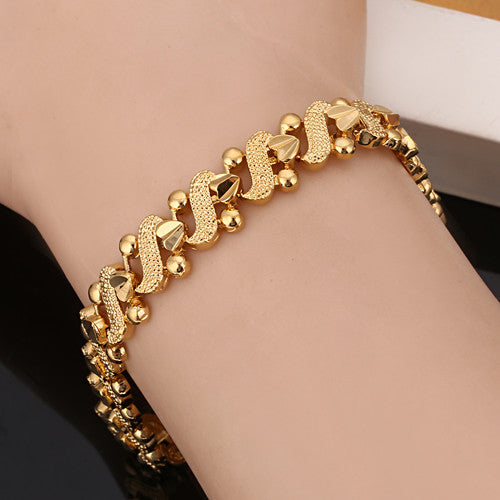 24K Vacuum Plated Luxury Design Gold Color Heart Pattern Cuff Bracelet