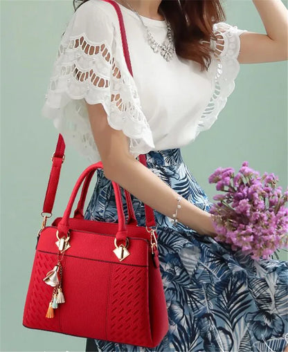 Chica con bolso rojo colgado