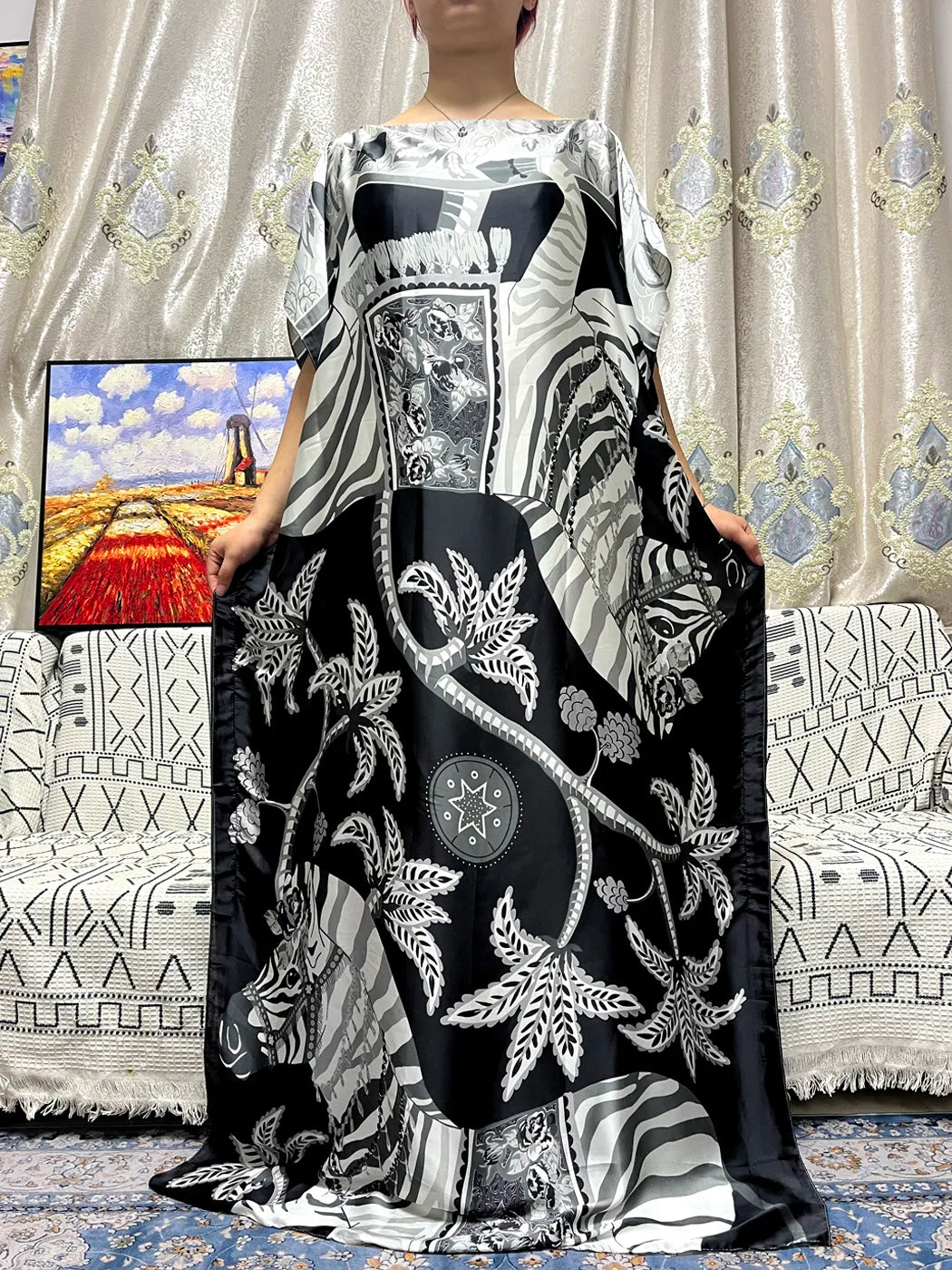 Abaya con estampado floral negra y blanca