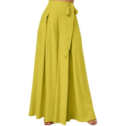 Pantalón ancho con cinturón amarillo